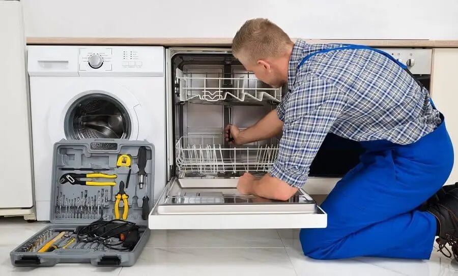 Akyazı Electrolux servisi teknisyen ekibi beyaz eşya tamiri yaparken